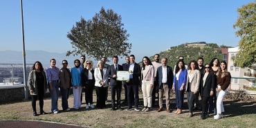 bayrakli-belediyesinden-cevreci-basari-ilce-geneli-sifir-atik-belgesi-alindi.jpg