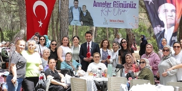 bayraklida-anneler-gunu-kutlamasi.jpg