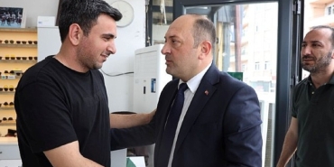 belediye-baskani-selcuk-yildizdan-1-haziran-optisyen-ve-gozlukculer-gununde-anlamli-ziyaret.jpg