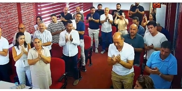 belediye-meclisinde-dayanisma-mesaji-ayakta-alkislandilar.jpg