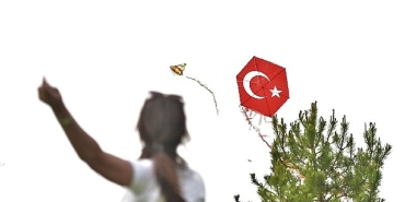 bornovada-gokyuzu-cocuklarin-renkleriyle-senlenecek.jpg
