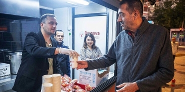 bornovada-soguk-sabahlar-sicak-corbayla-isiniyor.jpg