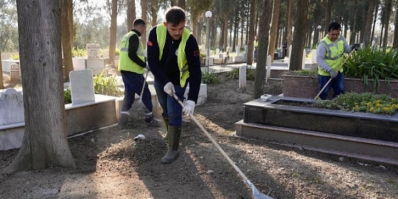 burhaniyede-ramazan-bayrami-oncesi-mezarliklarda-kapsamli-temizlik.jpg