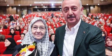 buyukakindan-annesine-cicekli-kutlama.jpg