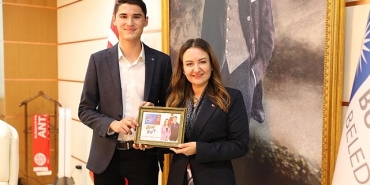 buyuksehir-baskan-vekili-ozdemire-genc-karti-anlatti.jpg