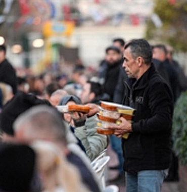 buyuksehir-iftar-sofrasini-bu-kez-karsiyakada-kurdu.jpg