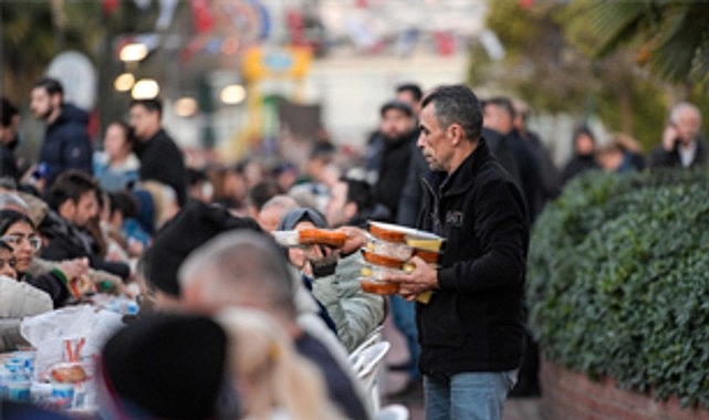 buyuksehir-iftar-sofrasini-bu-kez-karsiyakada-kurdu.jpg