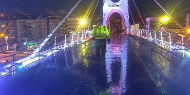 buyuksehirden-ust-gecitlere-buzlanma-mudahalesi.jpg