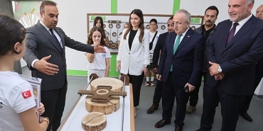 canike-bir-odulde-bakan-kacirdan.jpg