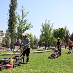 cankaya-parklarinda-cimler-bicme-ve-ot-temizleme-mesaisi.jpg