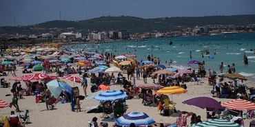 cesme-belediyesi-plajlari-bir-kez-daha-mavi-bayrak-kazandi.jpg