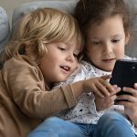 cocuklarda-ekran-bagimliligi-sasilik-nedeni-lYWULnj2.jpg