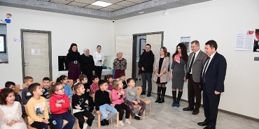 cocuklarin-karnelerini-baskan-erkan-aydin-verdi.jpg