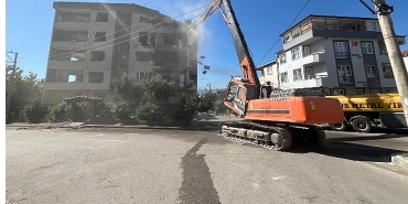 derincede-agir-hasarli-binaya-ilk-kepce-vuruldu.jpg