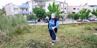 didim-belediyesinden-okullarda-ot-bicme-ve-cevre-duzenleme-calismasi.jpg