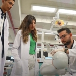 dis-hekimligi-ogrencileri-meslegi-gercek-klinik-ortaminda-ogreniyor.jpg