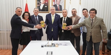 ege-universitesi-ile-kfc-gida-as-is-birliginde-uretilen-iki-biber-cesidi-tarim-ve-orman-bakanligi-tarafindan-tescillendi.jpg
