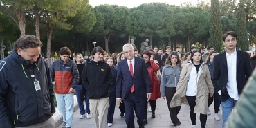 ege-universitesi-ogrencileri-canakkale-sehitlerinin-huzuruna-cikti.jpg