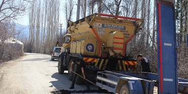 elmalida-zarar-goren-ve-yipranan-yollar-onariliyor.jpg