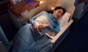 emirates-business-class-yolcularini-uzun-ucuslarda-daha-rahat-ettirecek-yeni-ucak-ici-kiyafet-setini-ikYWcr4l.jpg