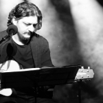 emre-cakmakoglundan-yeni-tekli-tam-da-yeri.jpg