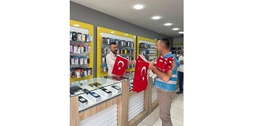 esnafa-ve-vatandaslara-binlerce-bayrak-dagitildi.jpg
