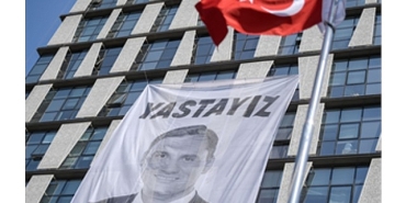 ferdi-zeyrek-gozyaslari-ve-alkislarla-ugurlandi.jpg