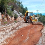 finikede-tas-ve-micirla-kaplanan-yol-temizlendi.jpg