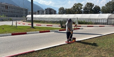 finikede-yollar-yenileniyor-bordurler-boyaniyor.jpg