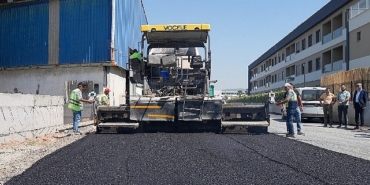 gaziemirde-asfaltlama-atagi-4-bin-470-ton-asfaltla-yollar-yenileniyor.jpg