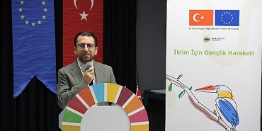 gencler-iklim-eylemi-icin-konakta-zirve-yapti.jpg