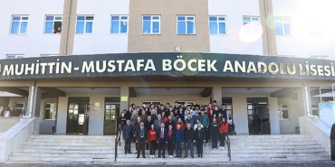 gencliginde-cift-surdugu-bahcede-ogrencilileriyle-bulustu.jpg