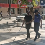gorme-engelli-vatandasa-zabitadan-destek-eli.jpg