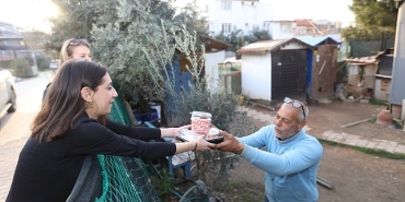 guzelbahce-belediyesinden-evlere-iftar-servisi.jpg
