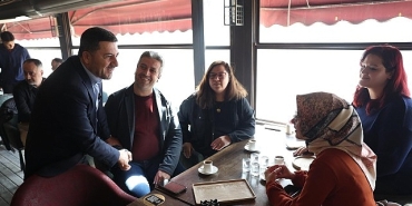 halkin-baskani-rasim-ari-halkla-ic-ice-olmaya-devam-ediyor.jpg