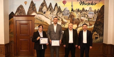 ilmek-ilmek-turkiye-hali-motifi-vali-fidana-armagan-edildi.jpg