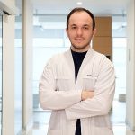 implant-yaptiranlarin-agiz-bakimi-da-ozel-uzmanlar-implant-cevresi-icin-agiz-duslarini-oneriyor-uNtpmYqV.jpg