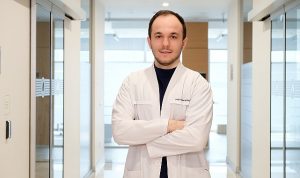 implant-yaptiranlarin-agiz-bakimi-da-ozel-uzmanlar-implant-cevresi-icin-agiz-duslarini-oneriyor-uNtpmYqV.jpg