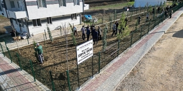 inegollu-genclerden-ornek-davranis-32-fidan-toprakla-bulustu.jpg