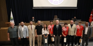 inegolun-basarili-gencleri-mecliste-onure-edildi.jpg
