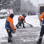 istanbulun-ana-arterlerde-kar-kureme-ve-tuzlama-calismalari-suruyor.jpg