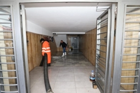 izmir-buyuksehir-belediyesi-sahada-412-is-makinesi-ve-1365-personel-gorevde.jpg