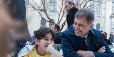 izmir-buyuksehir-belediyesinin-iftar-sofrasi-kemeraltinda-kuruldu.jpg