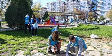 izmirli-gonulluler-el-ele-vererek-doga-icin-temizlediler.jpg