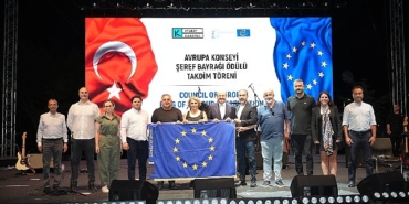 kadikoy-belediyesine-seref-bayragi-odulu.jpg