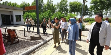 kadin-erkek-firsat-esitligi-komisyonu-uyeleri-yasam-koyunu-gezdi.jpg