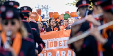 kadina-siddete-karsi-turuncu-yuruyus.jpg