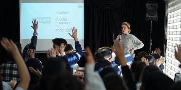 kadina-yonelik-siddete-karsi-mucadelede-beylikduzunde-birlik-ve-dayanisma.jpg