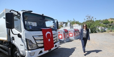 karsiyakanin-temizlik-filosu-uc-yeni-kamyonla-guclendi.jpg