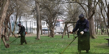 kartepede-bahar-temizligi-yabani-ot-ve-dikenler-temizleniyor.jpg